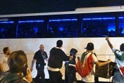 伊朗女足手语比出求救讯号，伊朗球迷围堵大巴呼吁保护球队成员